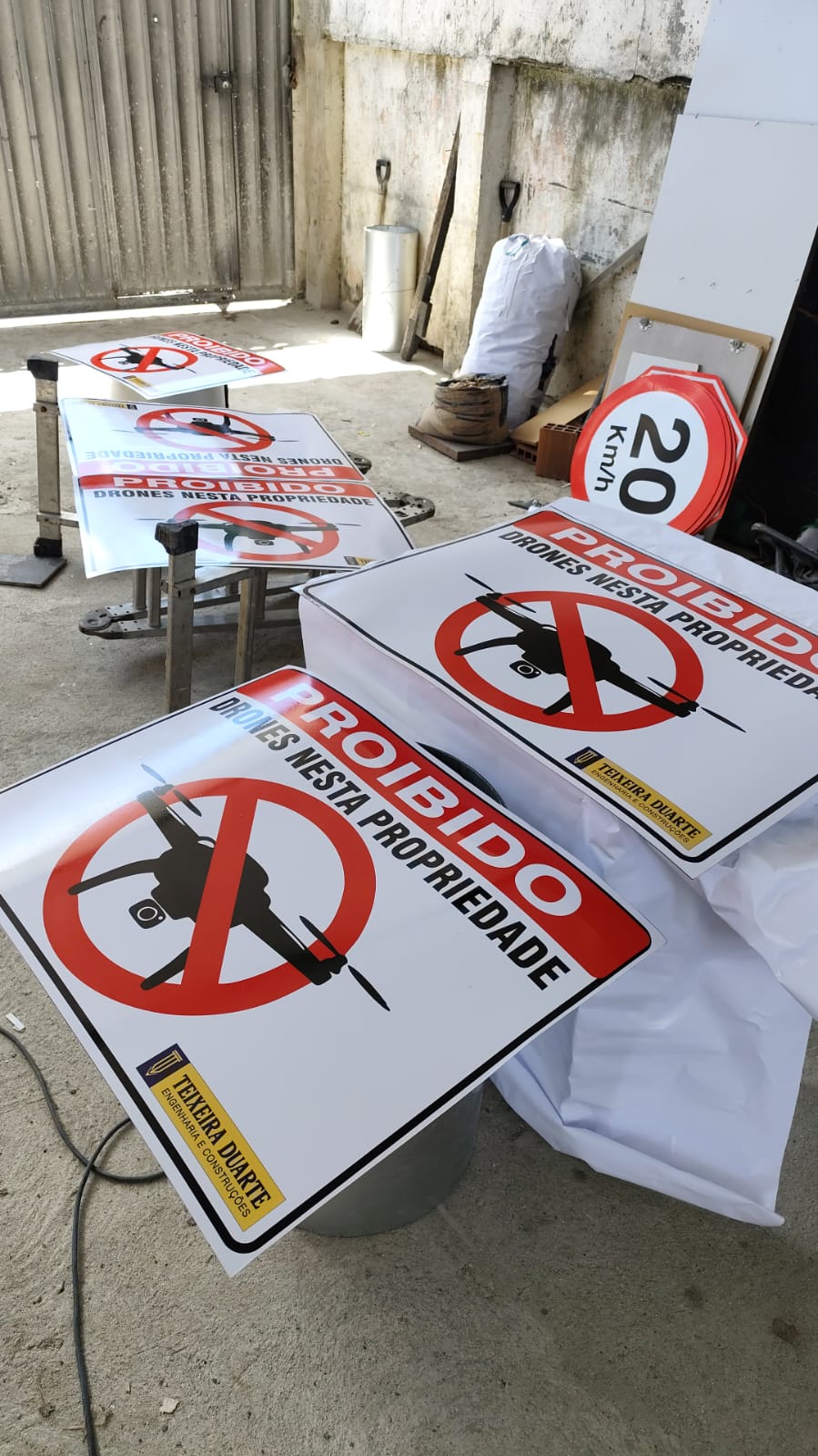 Placas 'Proibido drones nesta propriedade' produzidas para a Teixeira Duarte