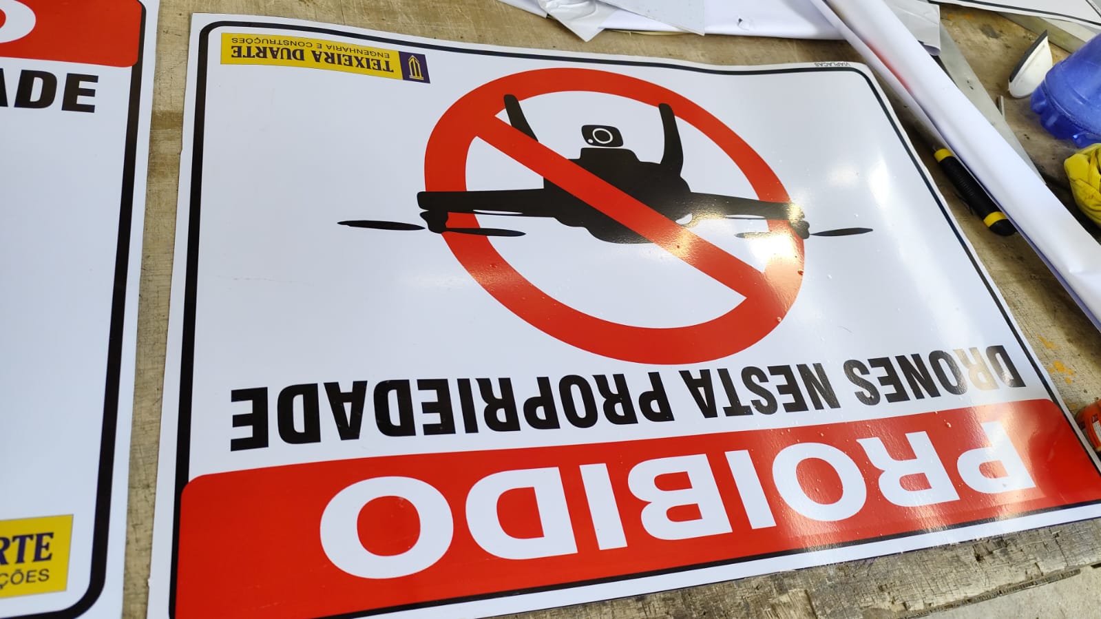 Detalhe da placa 'Proibido drones nesta propriedade'