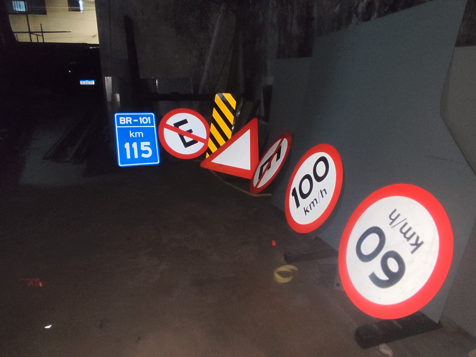 Conjunto de placas de sinalização rodoviária BR-101