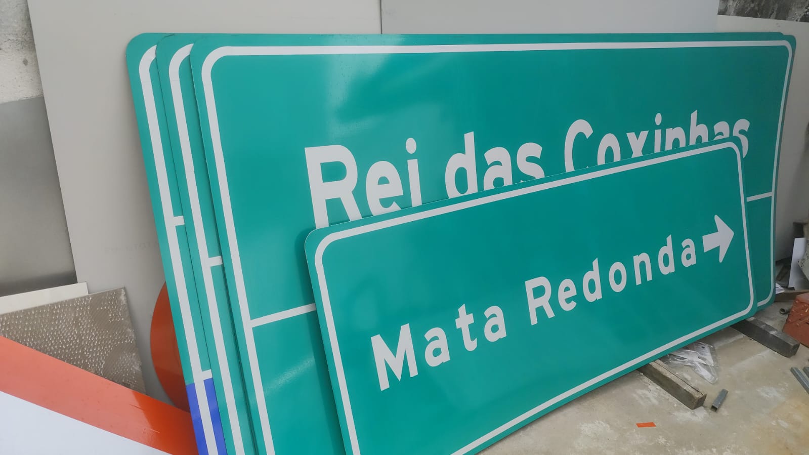 Placas viárias indicativas Rei das Coxinhas e Mata Redonda