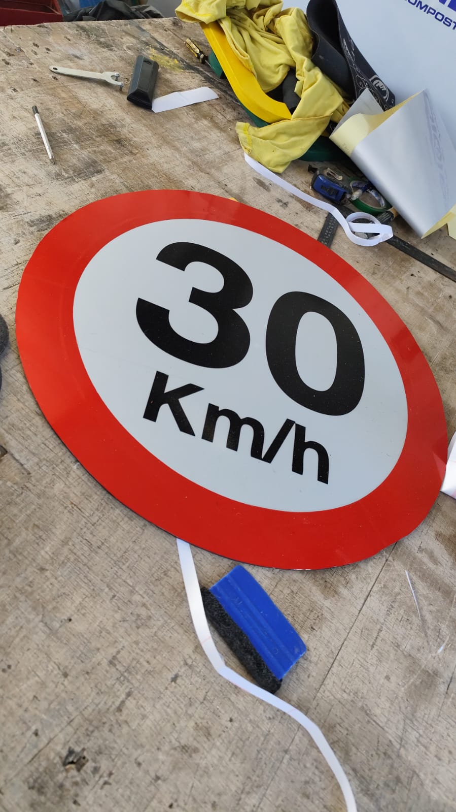 Placa de sinalização de velocidade 30 km/h em produção