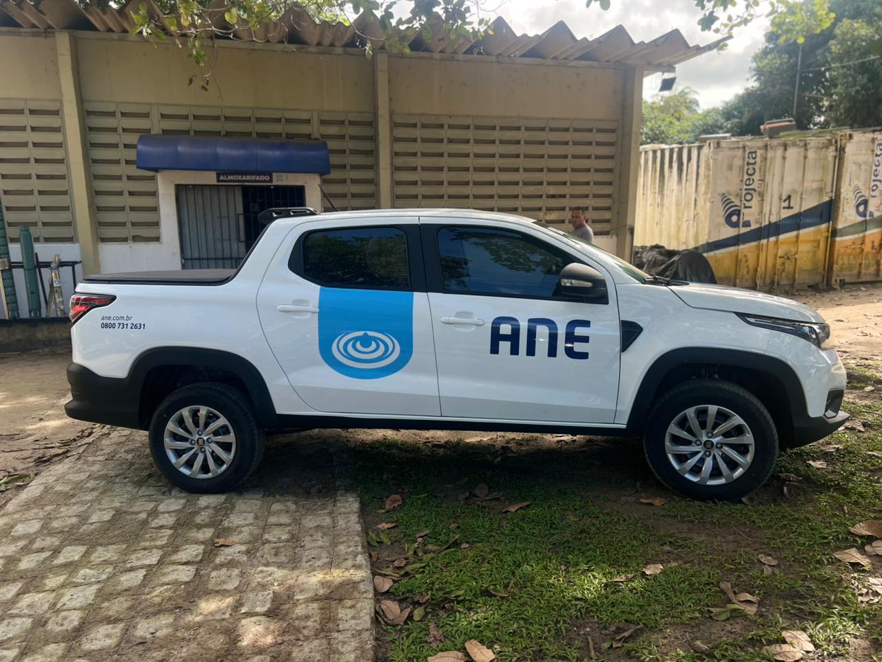 Camionete com adesivação da marca ANE
