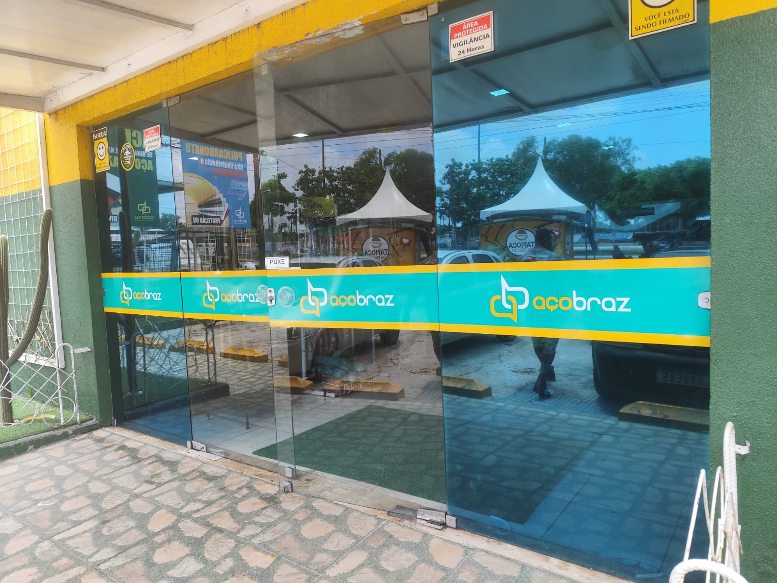 Fachada em vidro com adesivação Açobraz