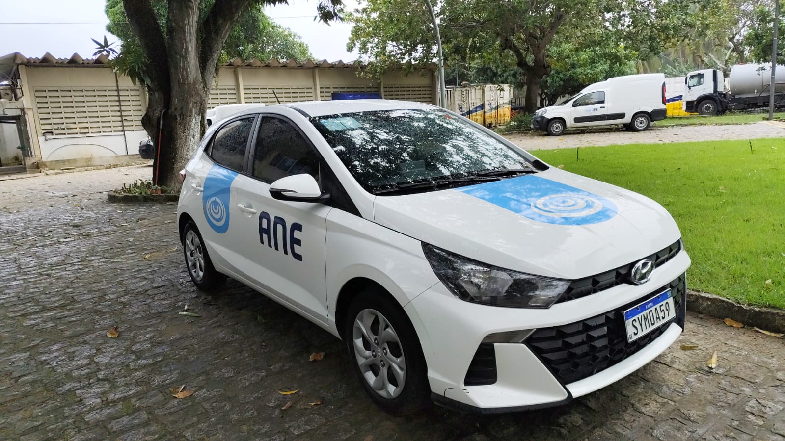 Veículo Hyundai com adesivação da frota ANE