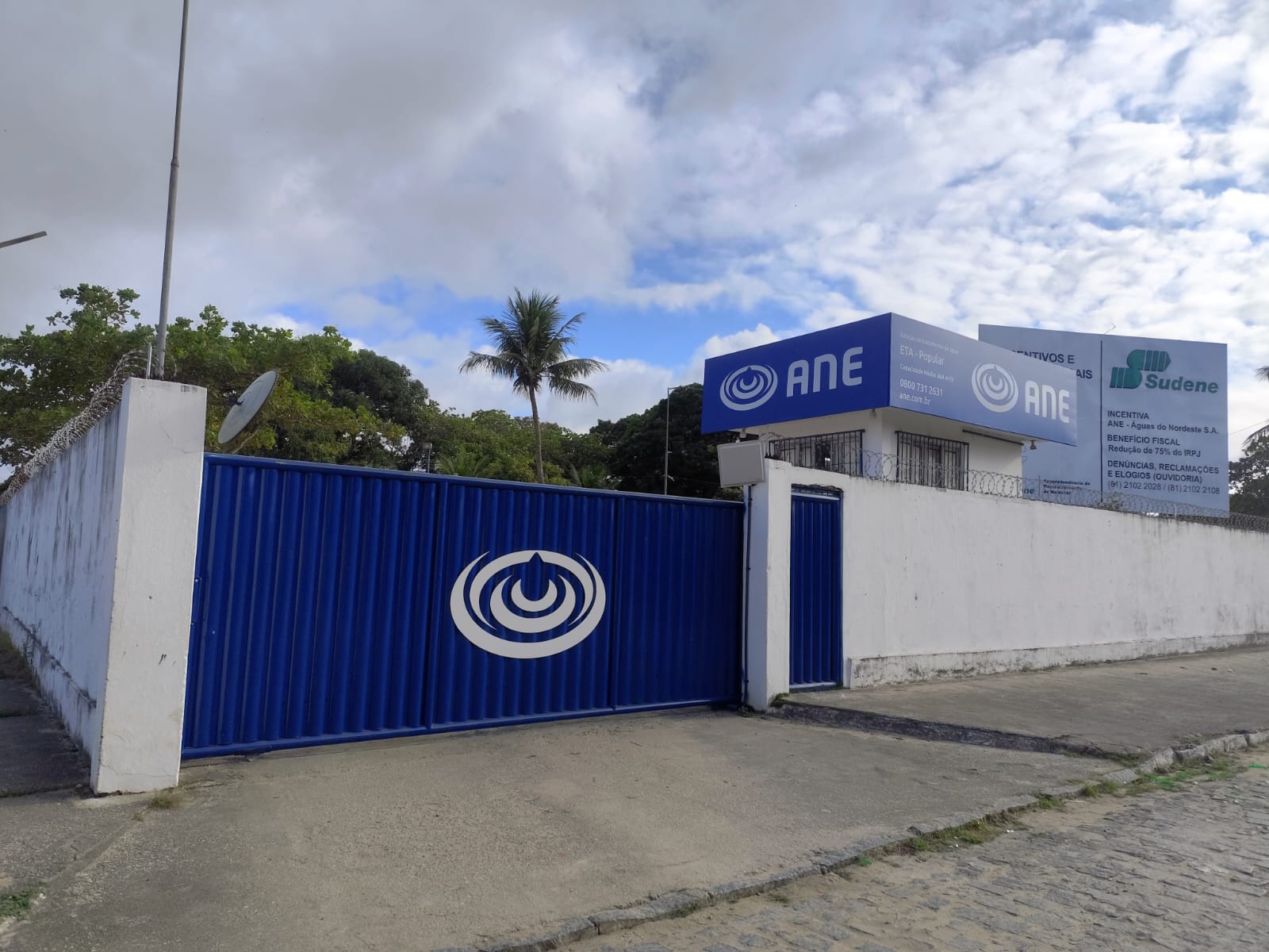 Portão e fachada com identidade visual da ANE - Águas do Nordeste