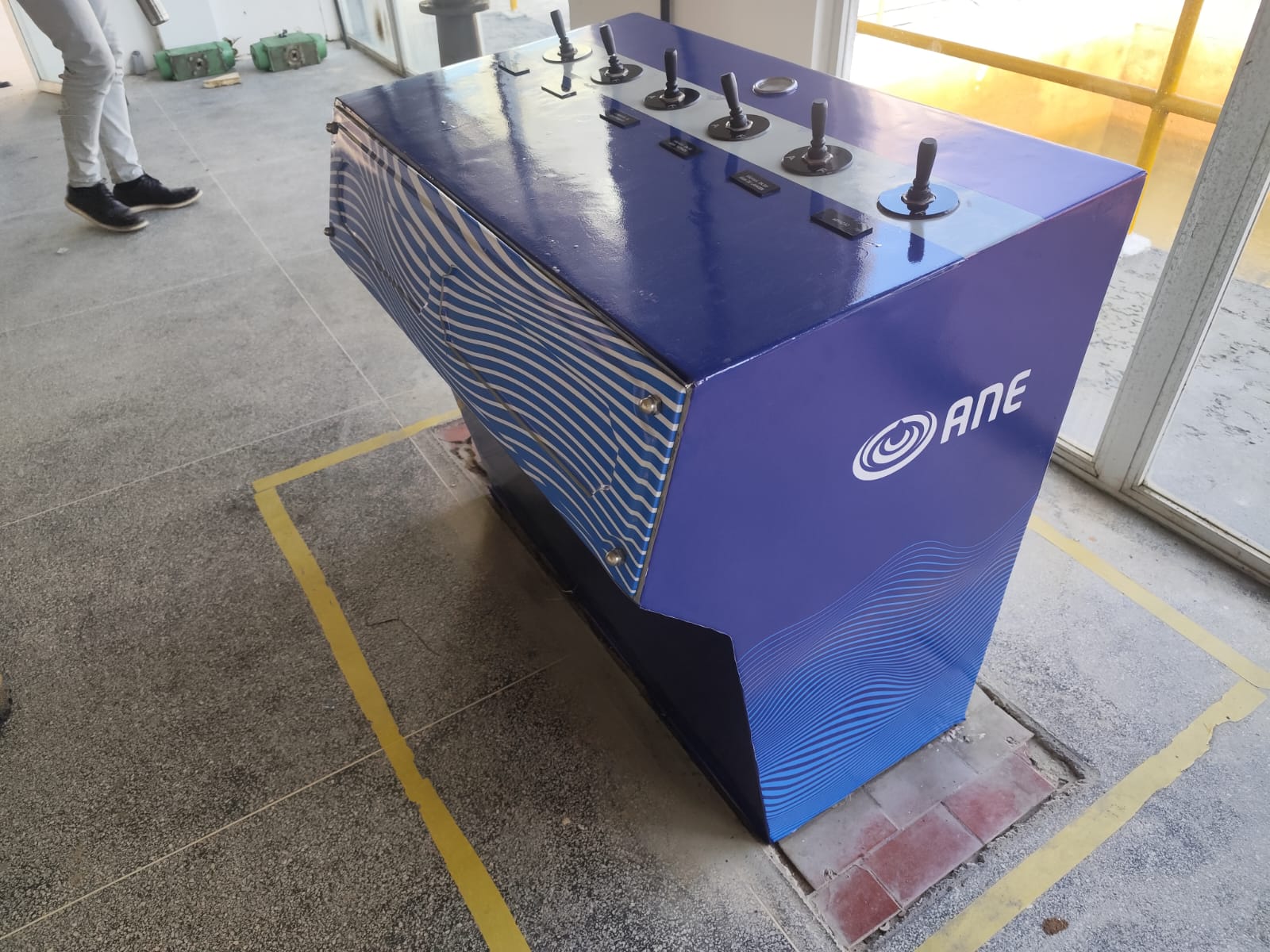 Console de comando adesivado com a marca ANE