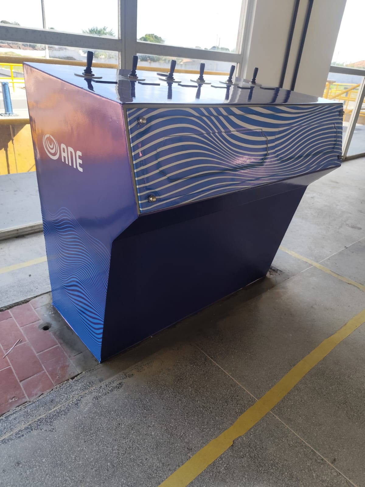 Console de comando ANE, vista lateral com adesivação em ondas