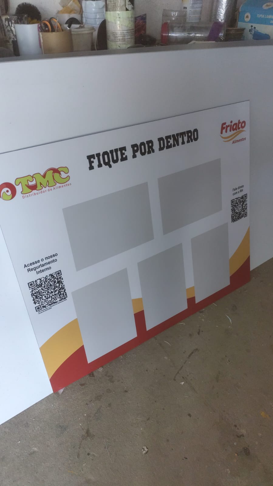 Painel institucional 'Fique por Dentro' para TMC Distribuidor de Alimentos e Friato