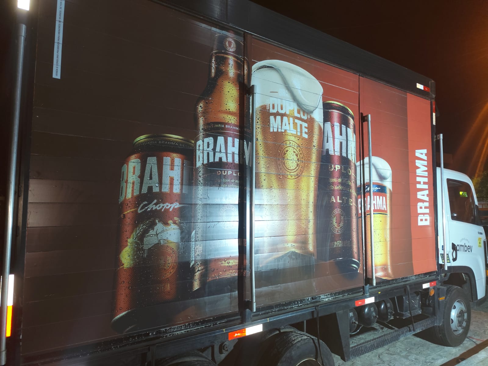 Baú de caminhão adesivado com a marca Brahma