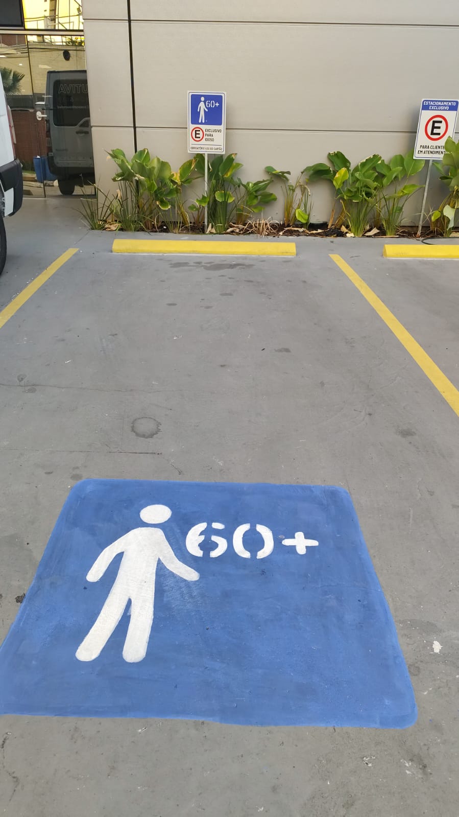 Sinalização de vaga de estacionamento exclusiva para idosos 60+