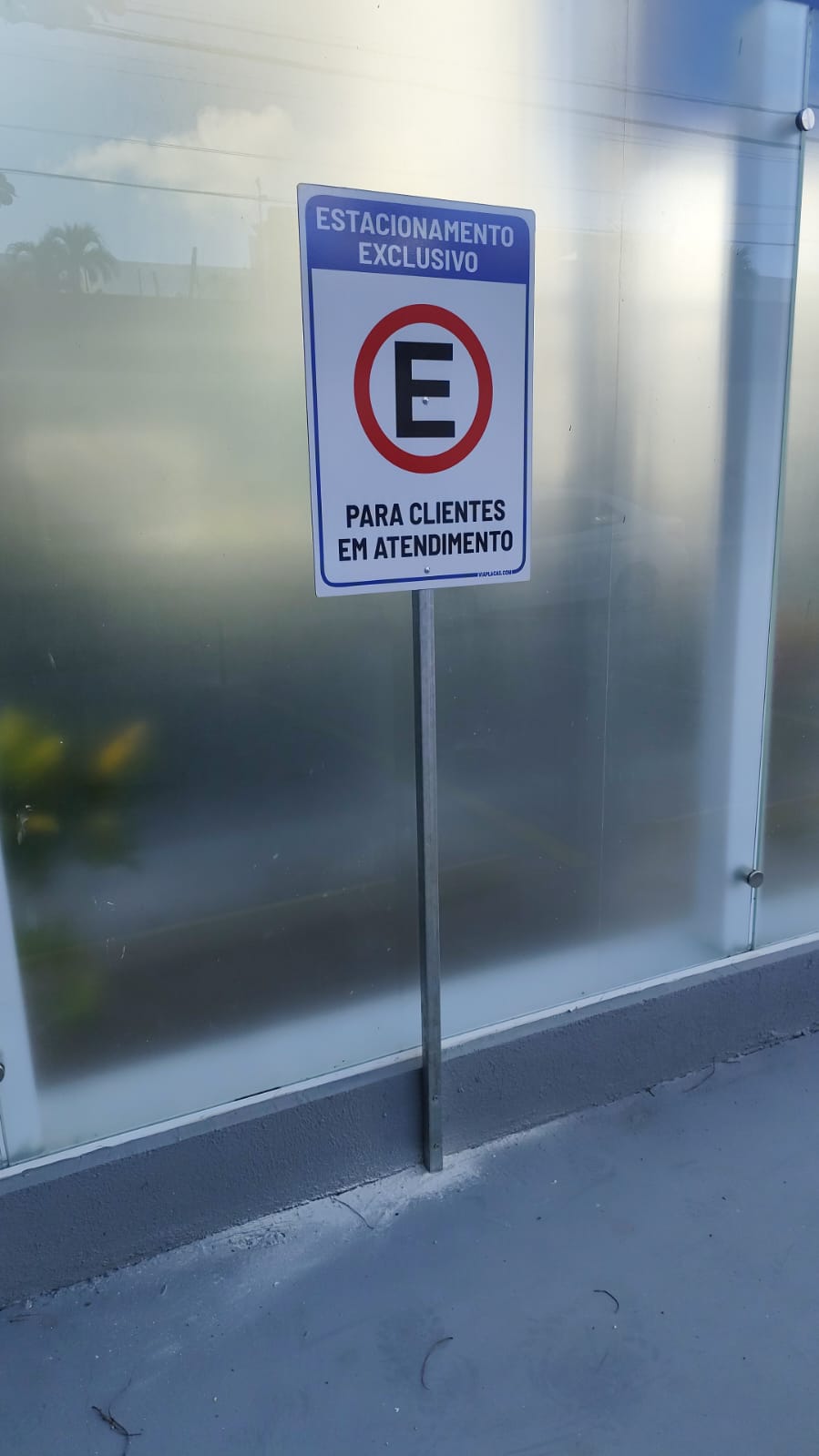 Placa de estacionamento exclusivo para clientes em atendimento