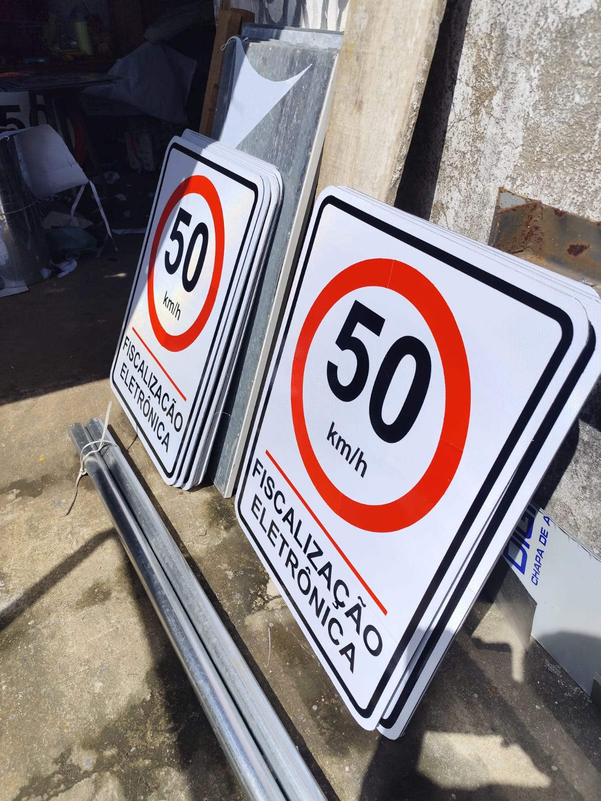 Placas de velocidade 50 km/h com fiscalização eletrônica