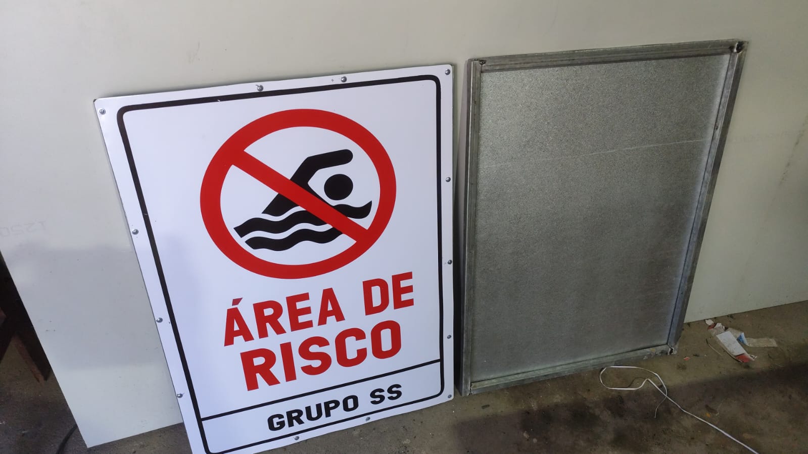 Placa 'Área de Risco' com alerta de proibido nadar - Grupo SS