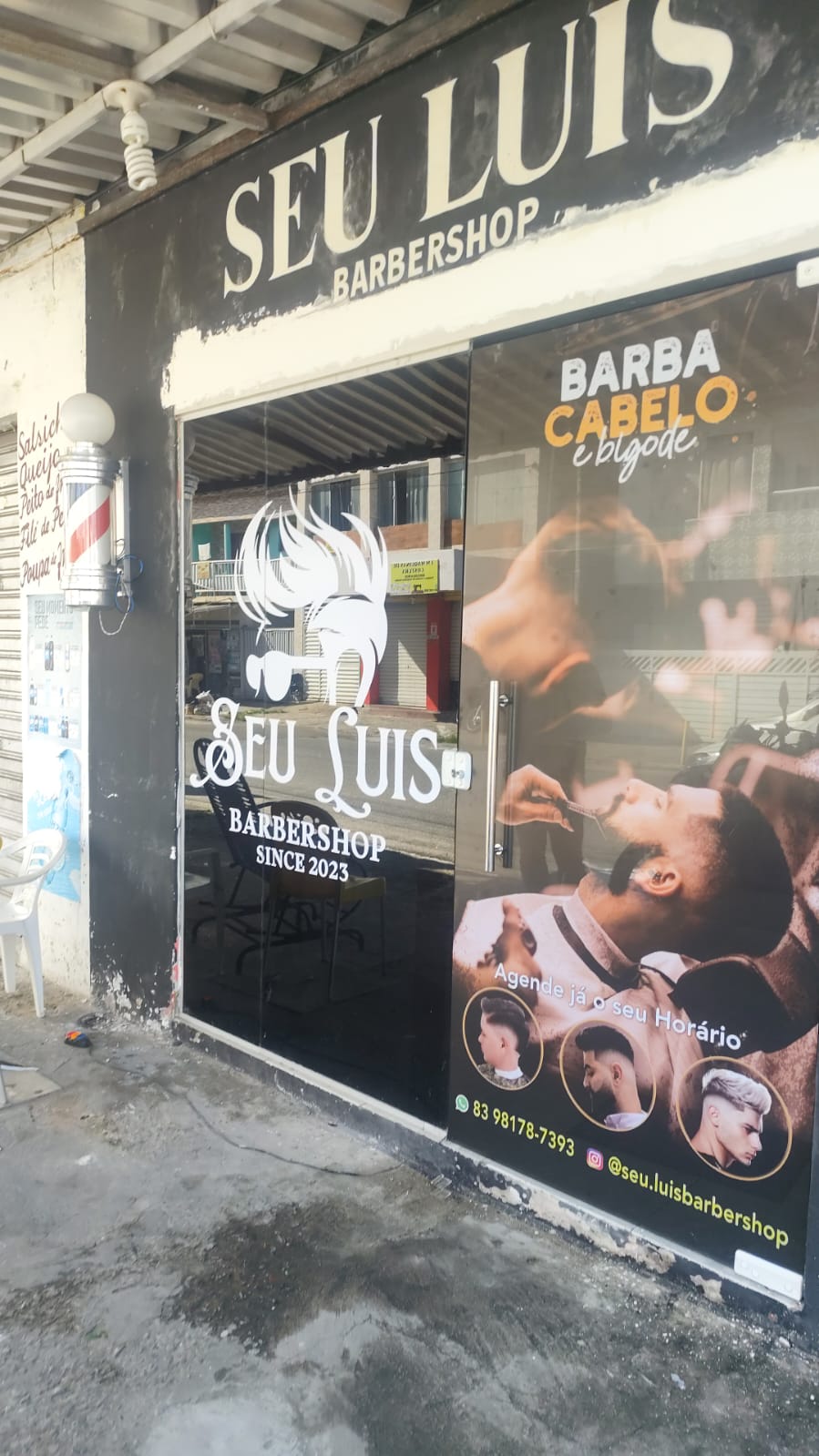 Fachada em vidro adesivada para a Seu Luis Barbershop