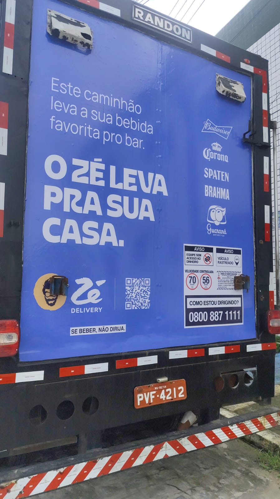 Traseira de caminhão adesivada com a campanha Zé Delivery