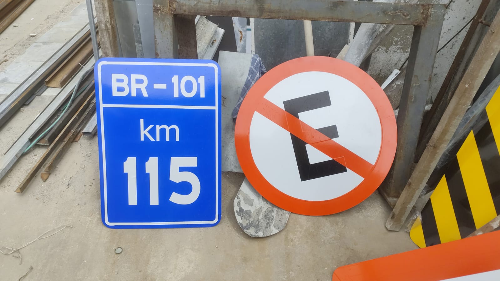 Placa BR-101 km 115 e placa de proibido estacionar