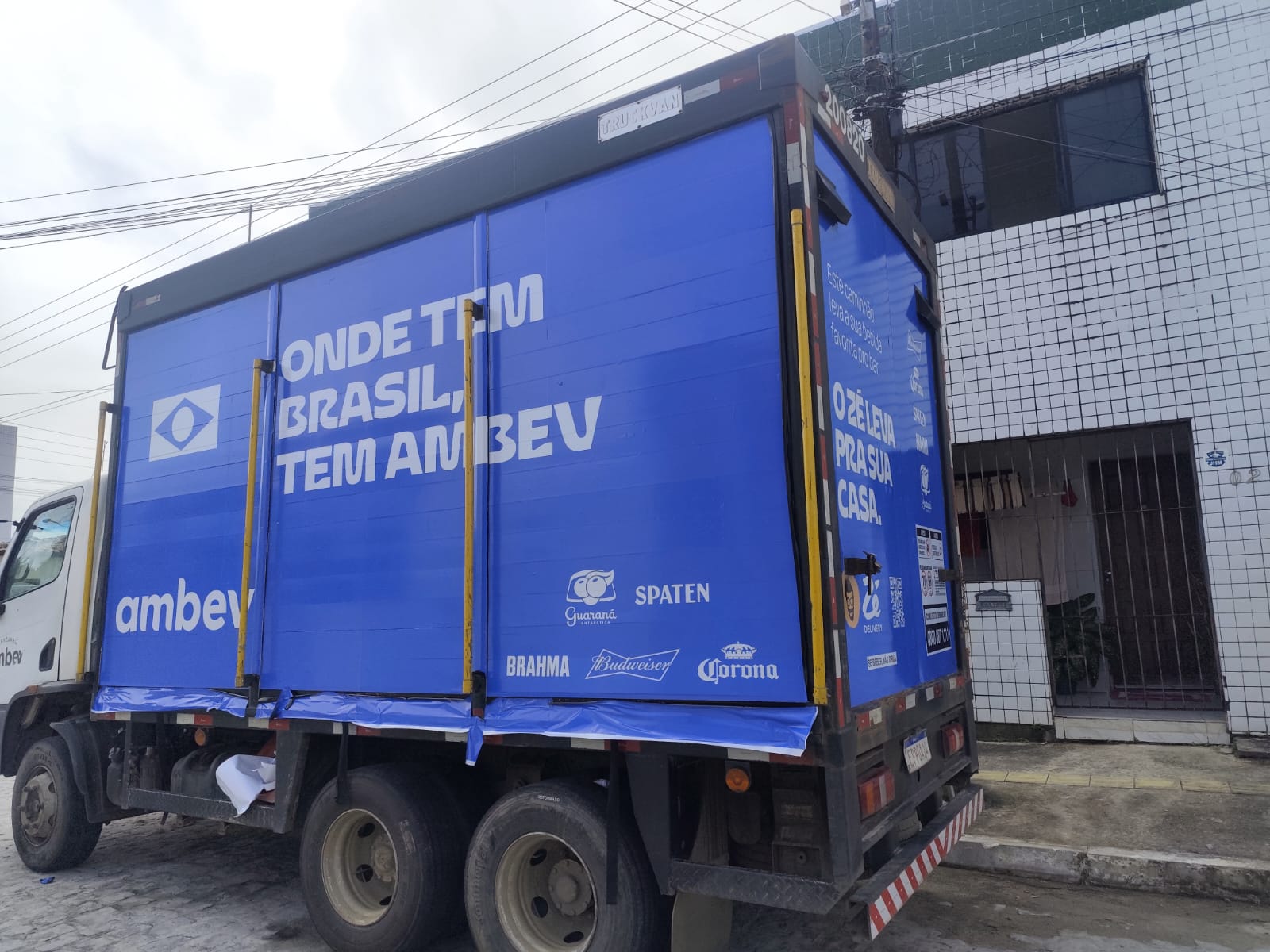 Baú de caminhão adesivado com a campanha 'Onde tem Brasil, tem Ambev'