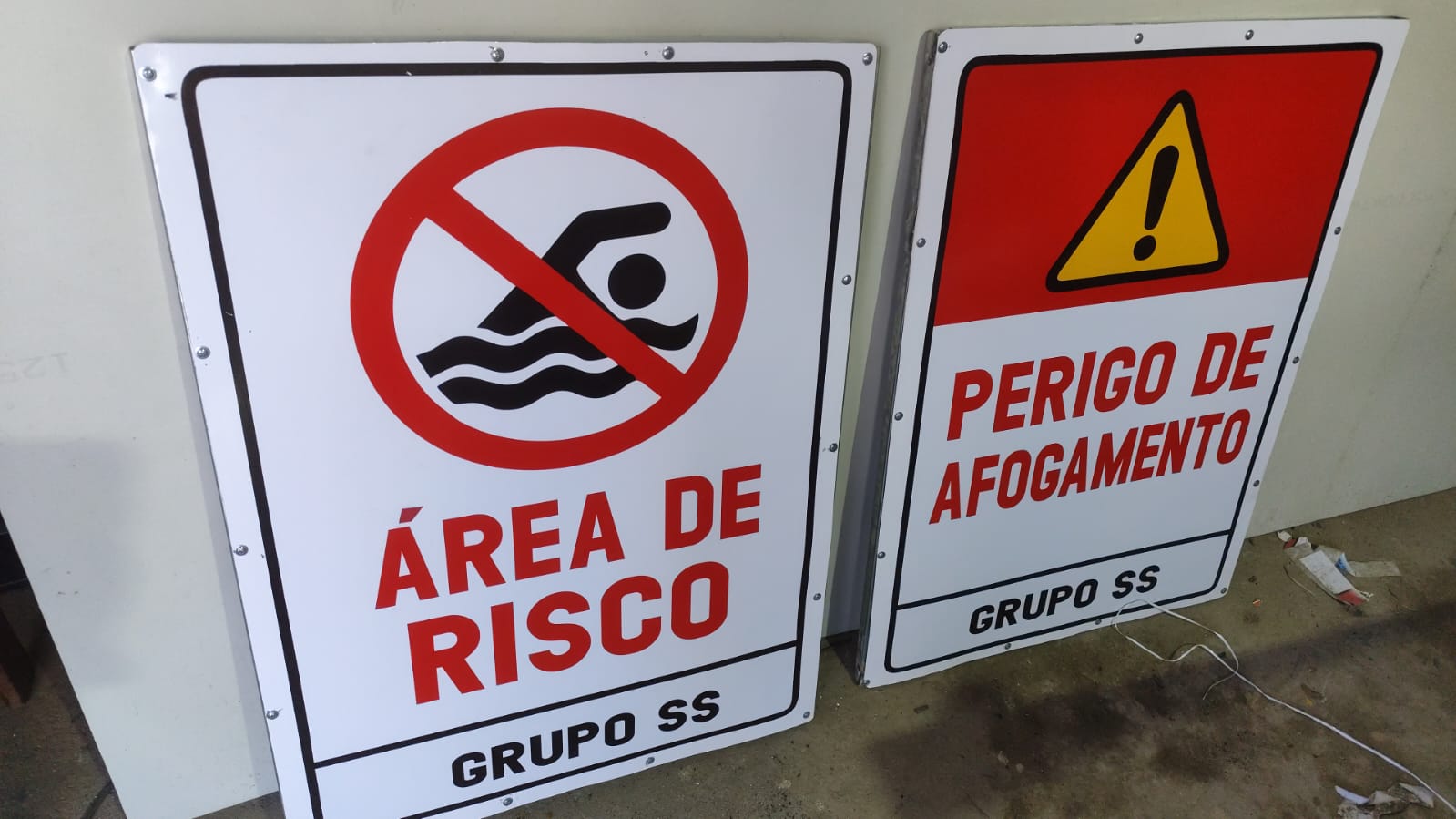 Placas 'Área de Risco' e 'Perigo de Afogamento' produzidas para o Grupo SS