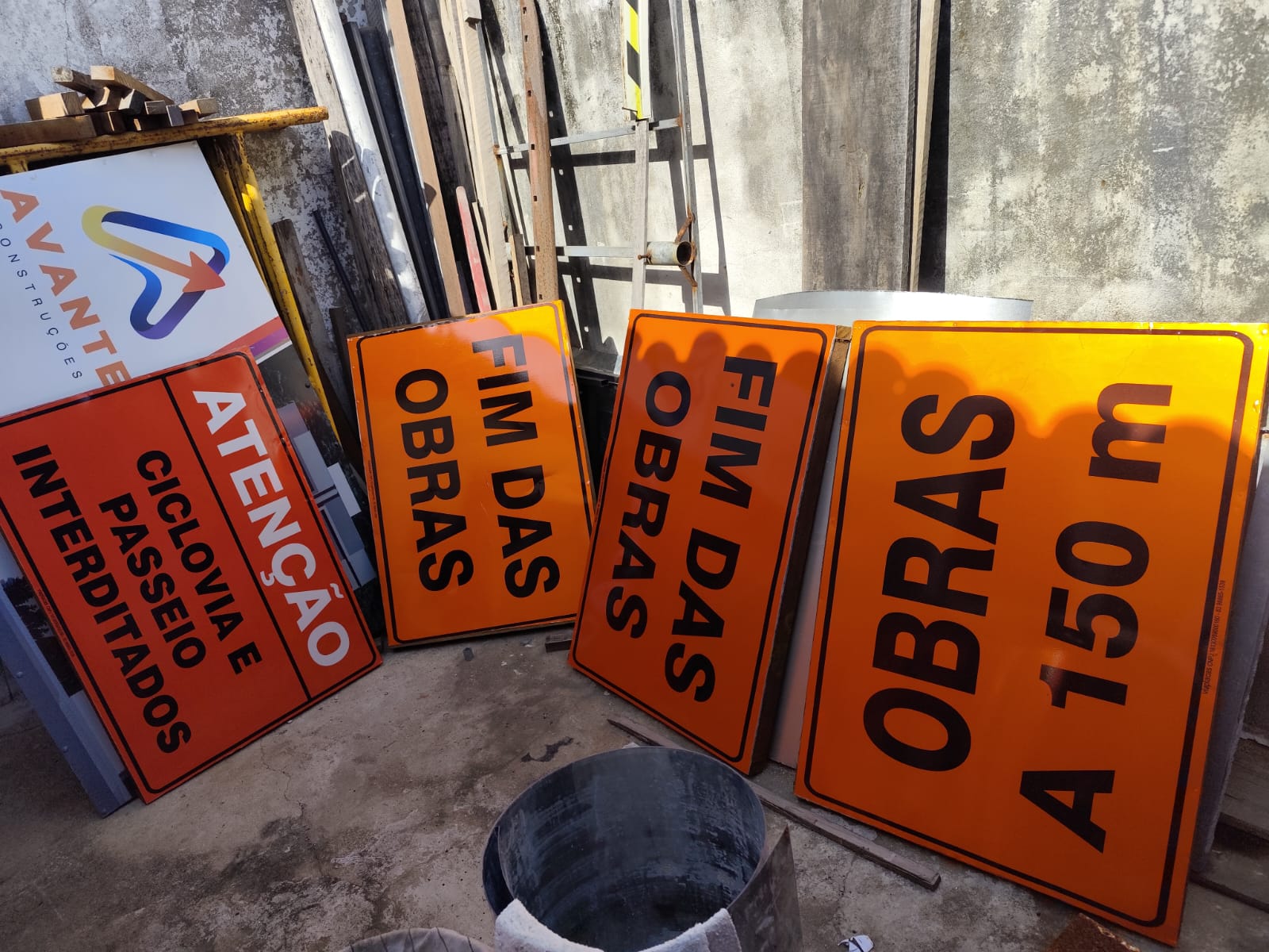 Placas 'Fim das Obras' e 'Obras a 150 m' produzidas para a Avante Construções