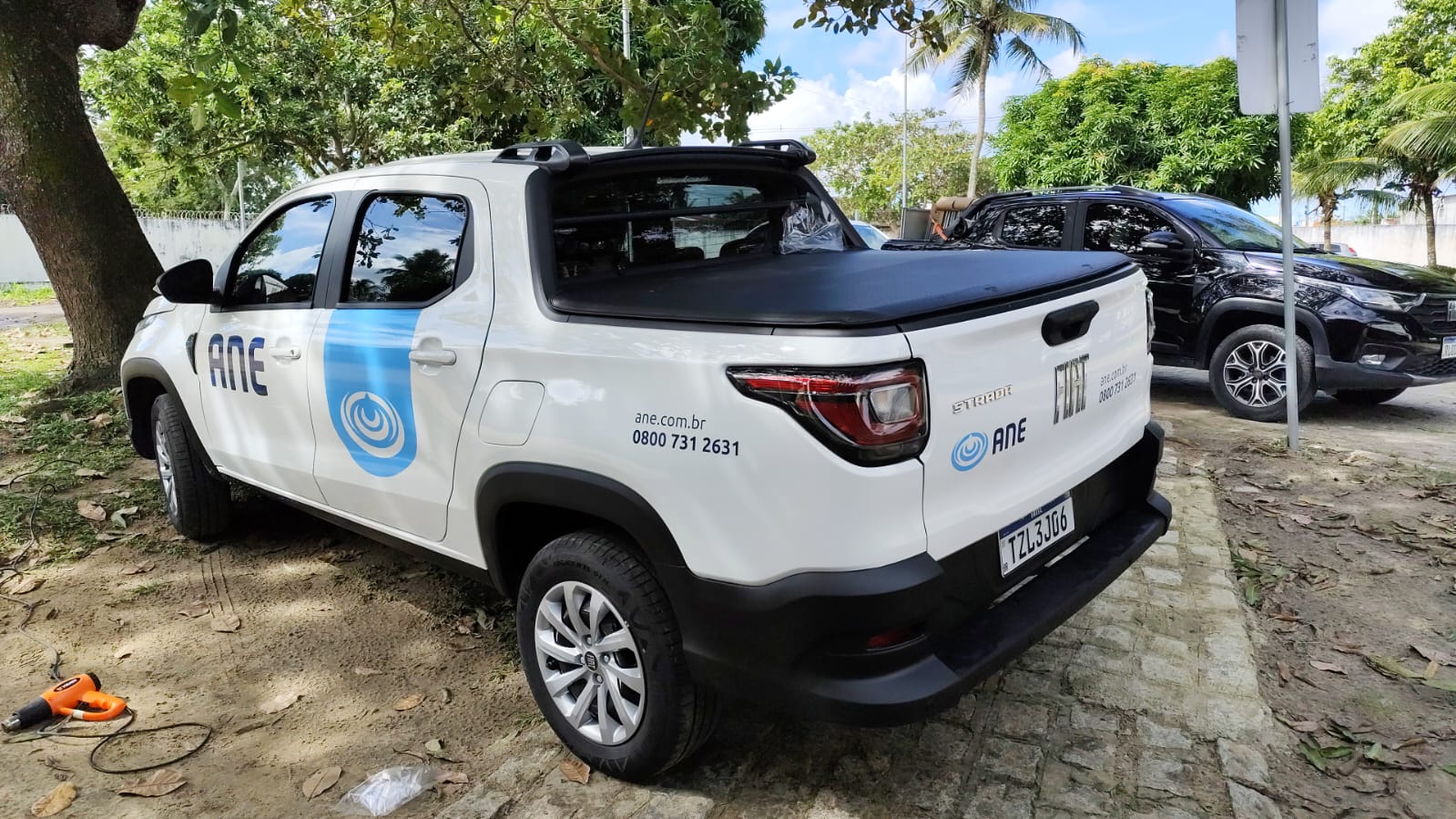 Caminhonete Fiat Strada com adesivação da frota ANE
