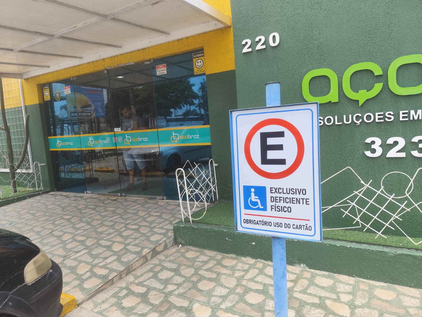 Placa de estacionamento exclusivo para deficiente físico na fachada da Açobraz