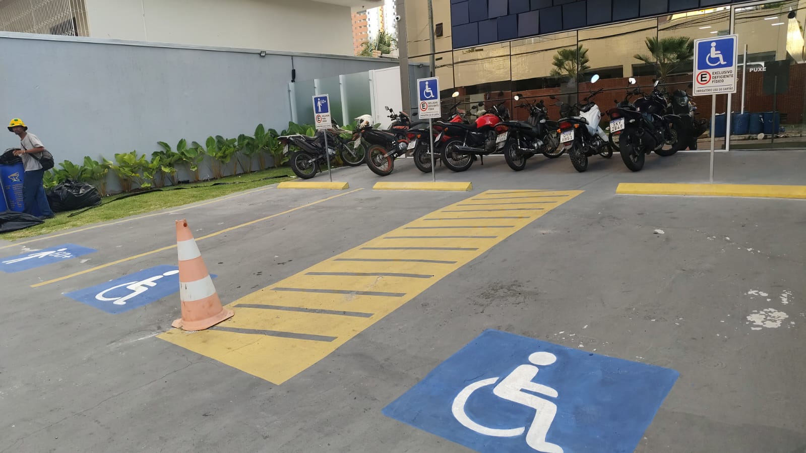 Vagas de estacionamento para deficientes com pintura e placas de sinalização