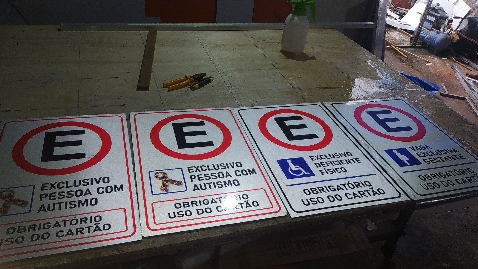 Placas de vaga exclusiva para autismo, deficiente físico e gestante em produção