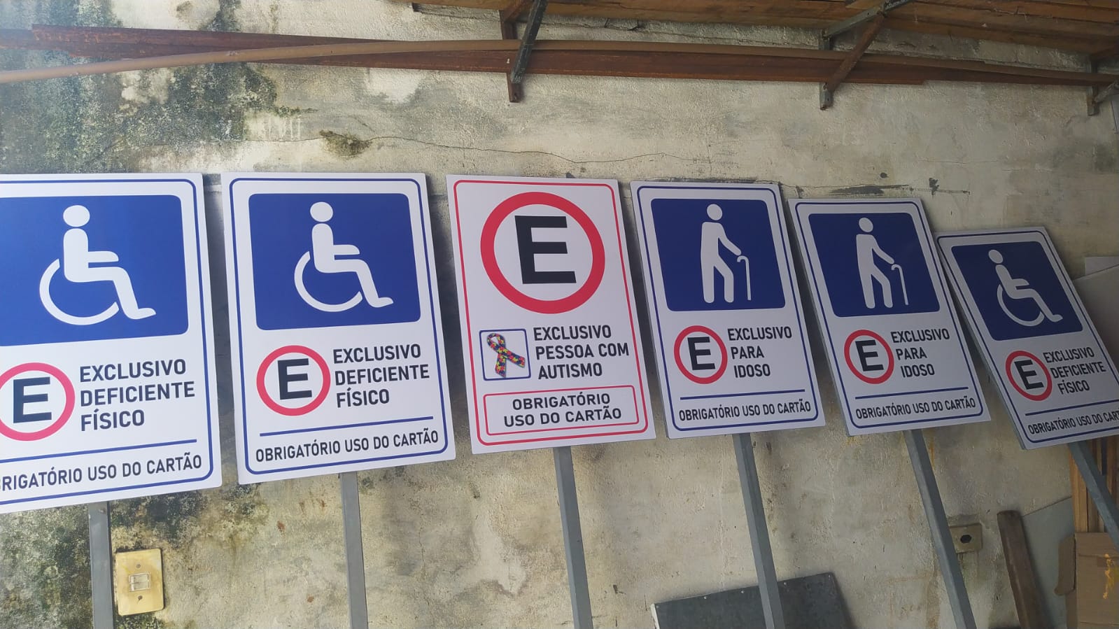 Placas de vaga exclusiva para deficiente físico, autismo e idoso