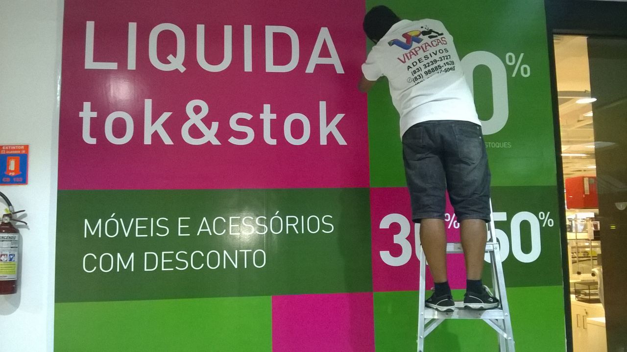 Instalação de adesivo promocional 'Liquida Tok&Stok'