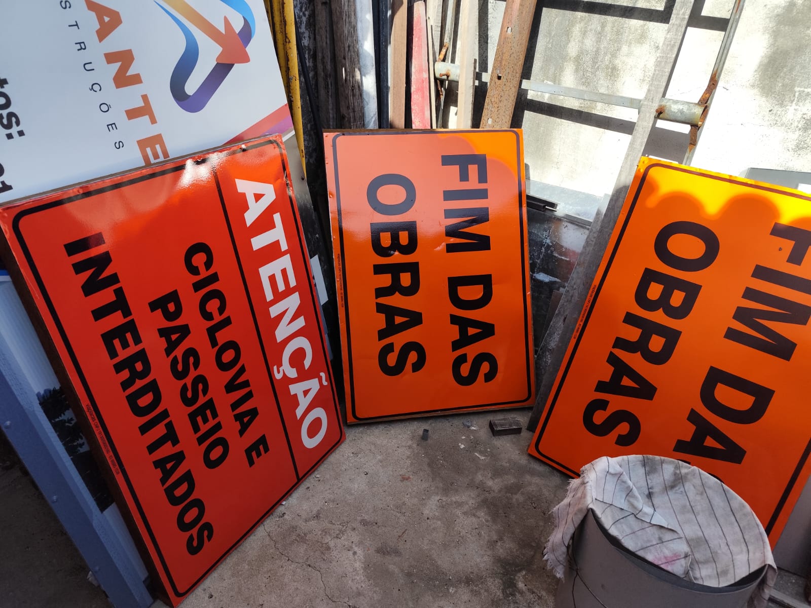 Placas 'Atenção Ciclovia e Passeio Interditados' e 'Fim das Obras'