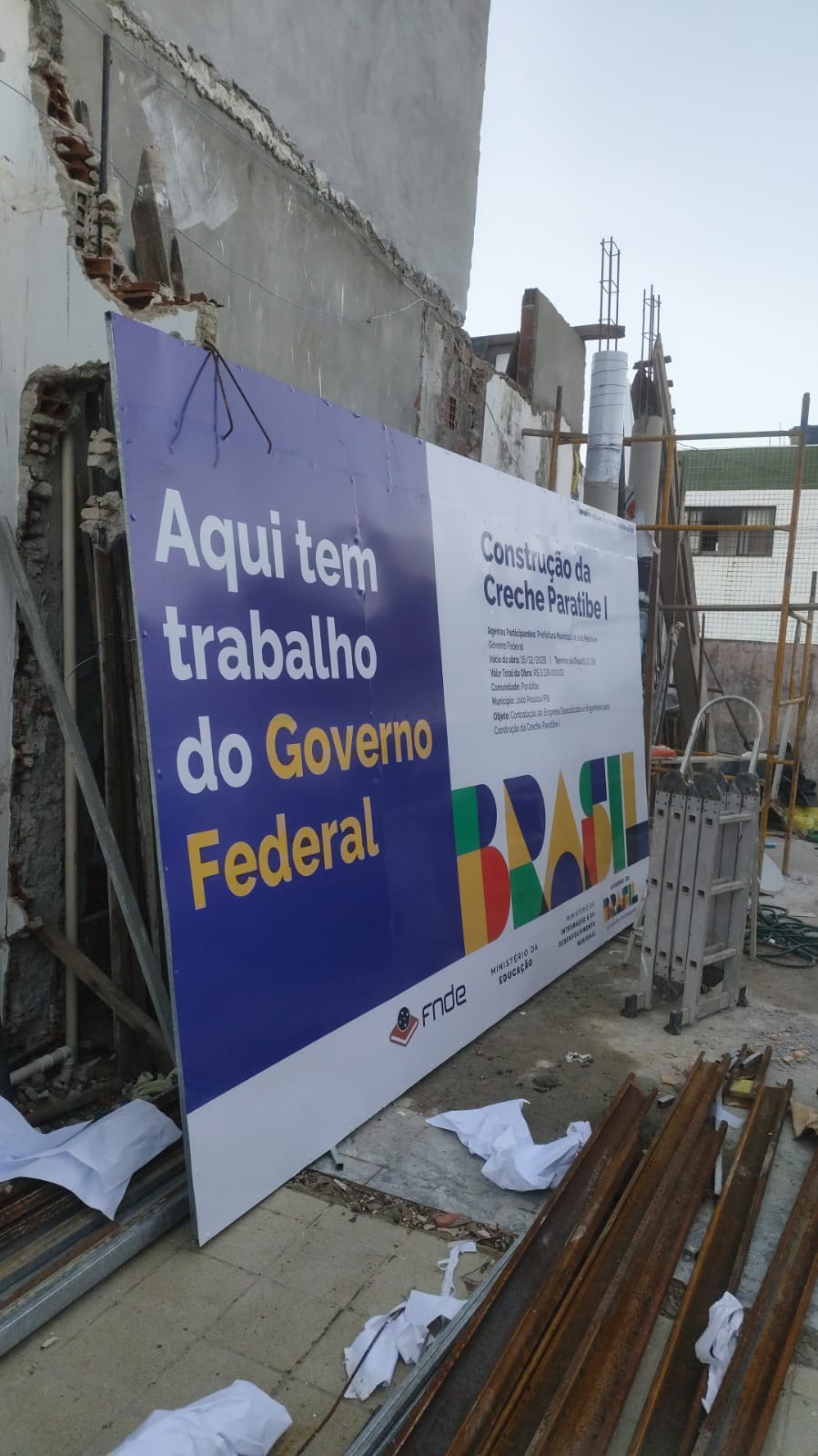 Banner institucional 'Aqui tem trabalho do Governo Federal' - Construção da Creche Paratibe I