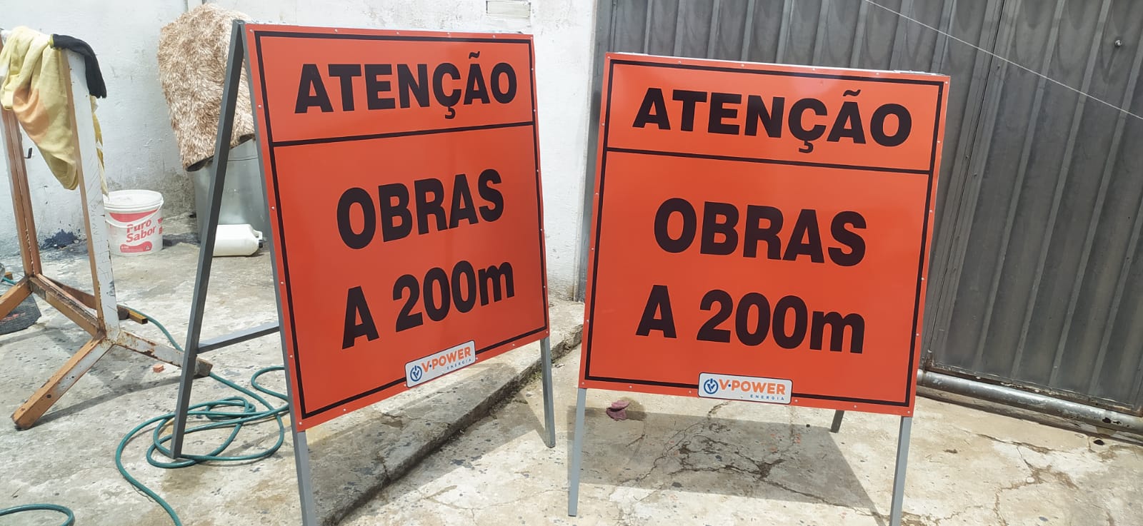 Placas 'Atenção Obras a 200m' produzidas para a V-Power Energia