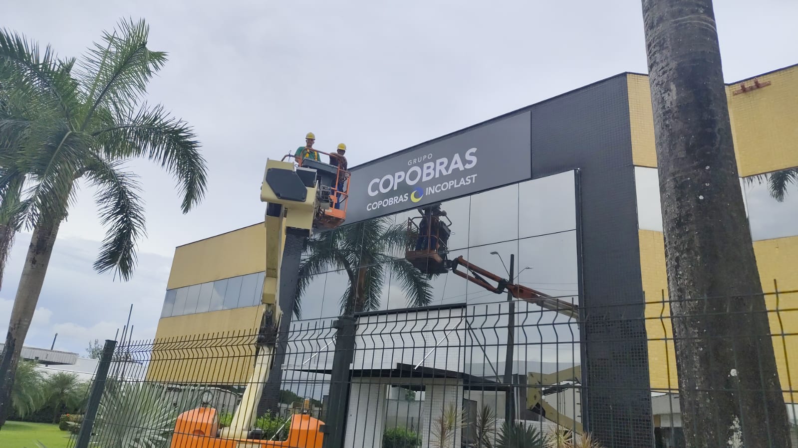 Instalação de letreiro na fachada do Grupo Copobras com plataforma elevatória