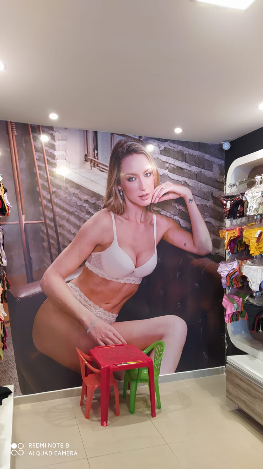 Adesivo decorativo de parede para loja de lingerie