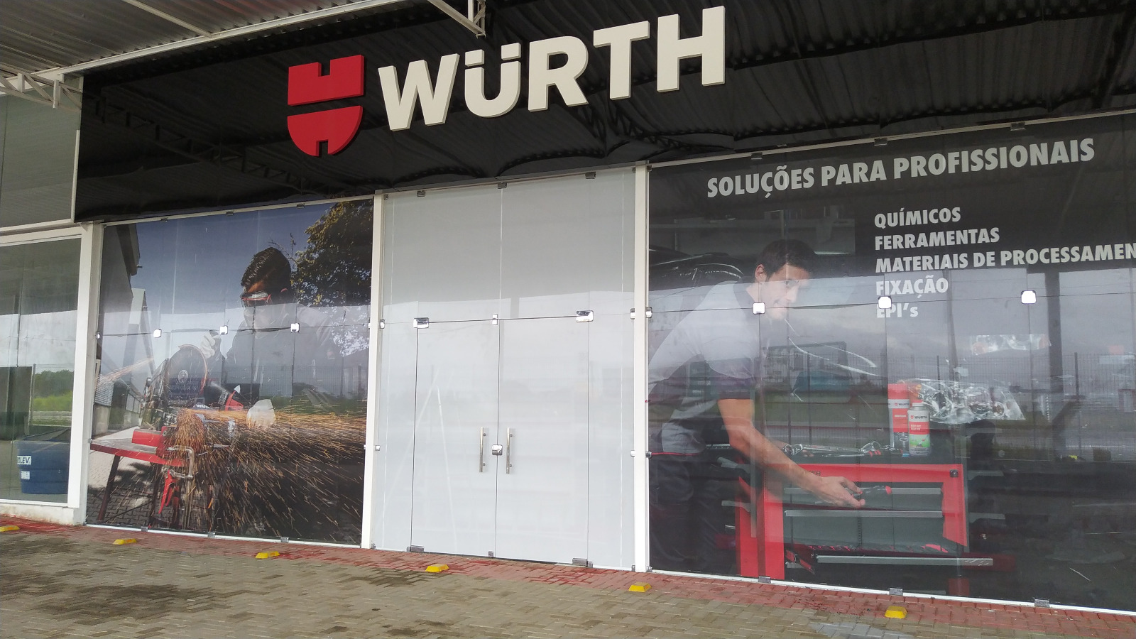 Fachada em vidro adesivada para a loja Würth - Soluções para Profissionais