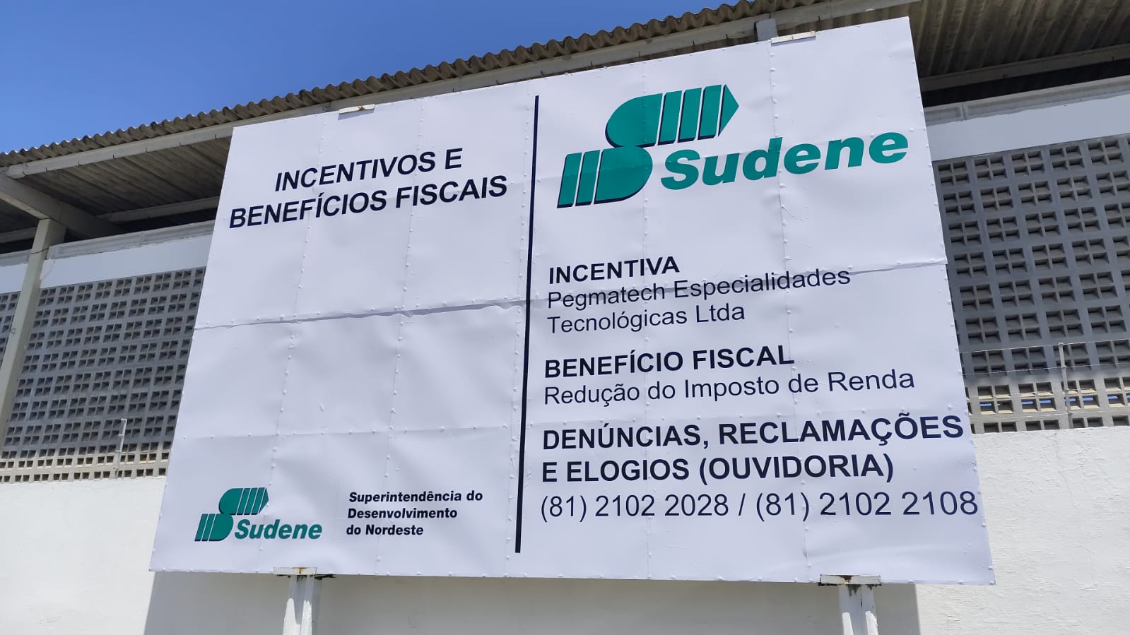 Placas viárias de sinalização indicativa