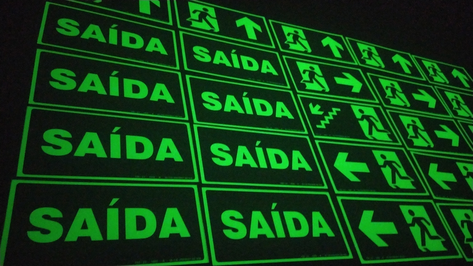 Placas de saída fotoluminescentes brilhando no escuro