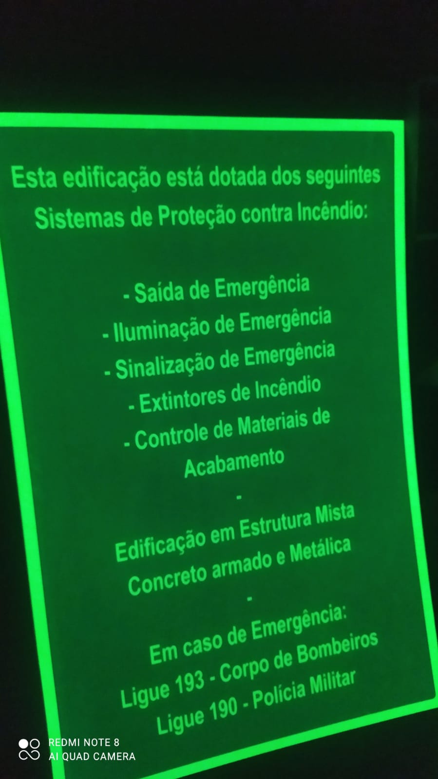 Placa fotoluminescente com informações de sistemas de proteção contra incêndio