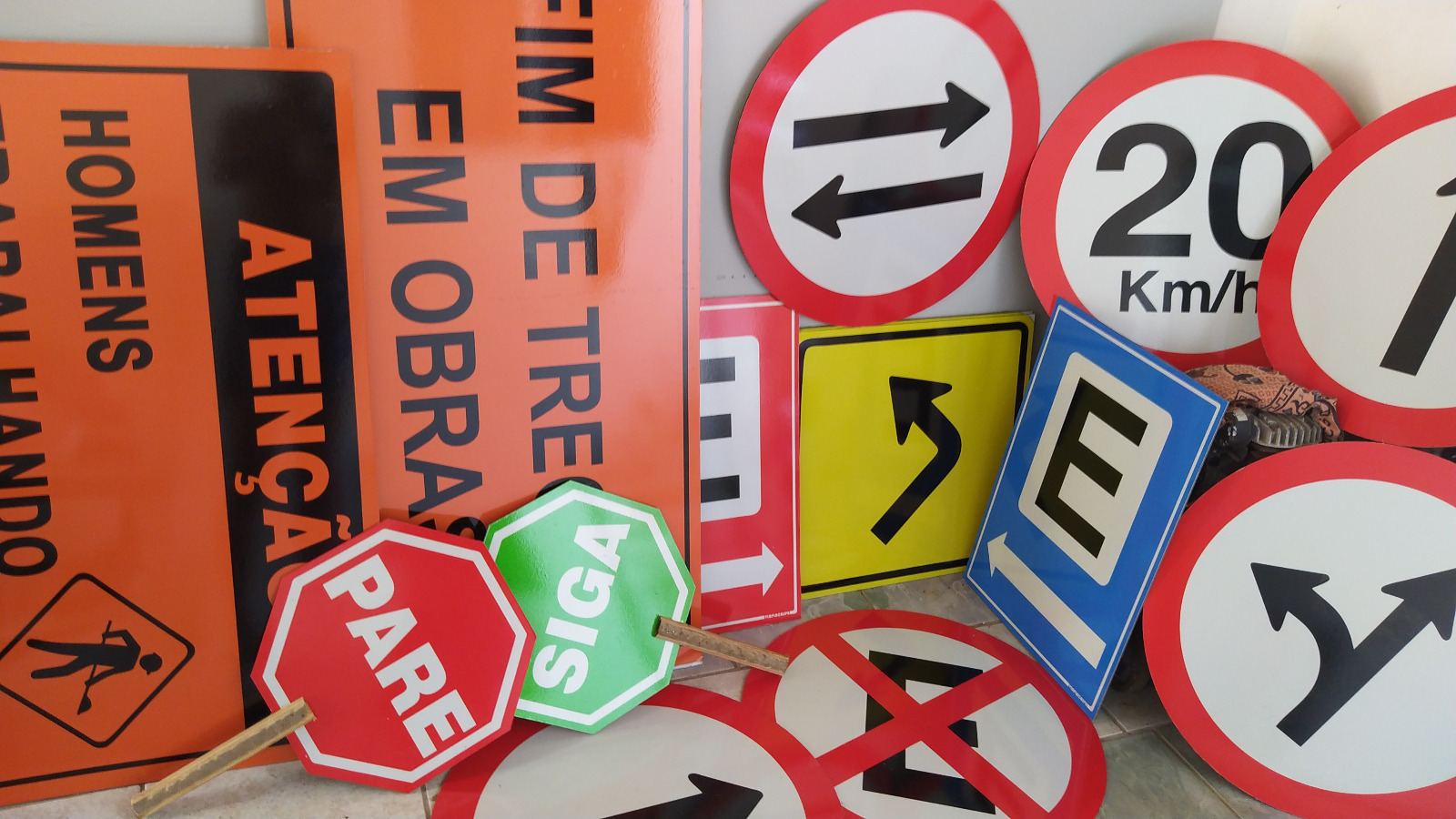 Placas de sinalização de velocidade com fiscalização eletrônica