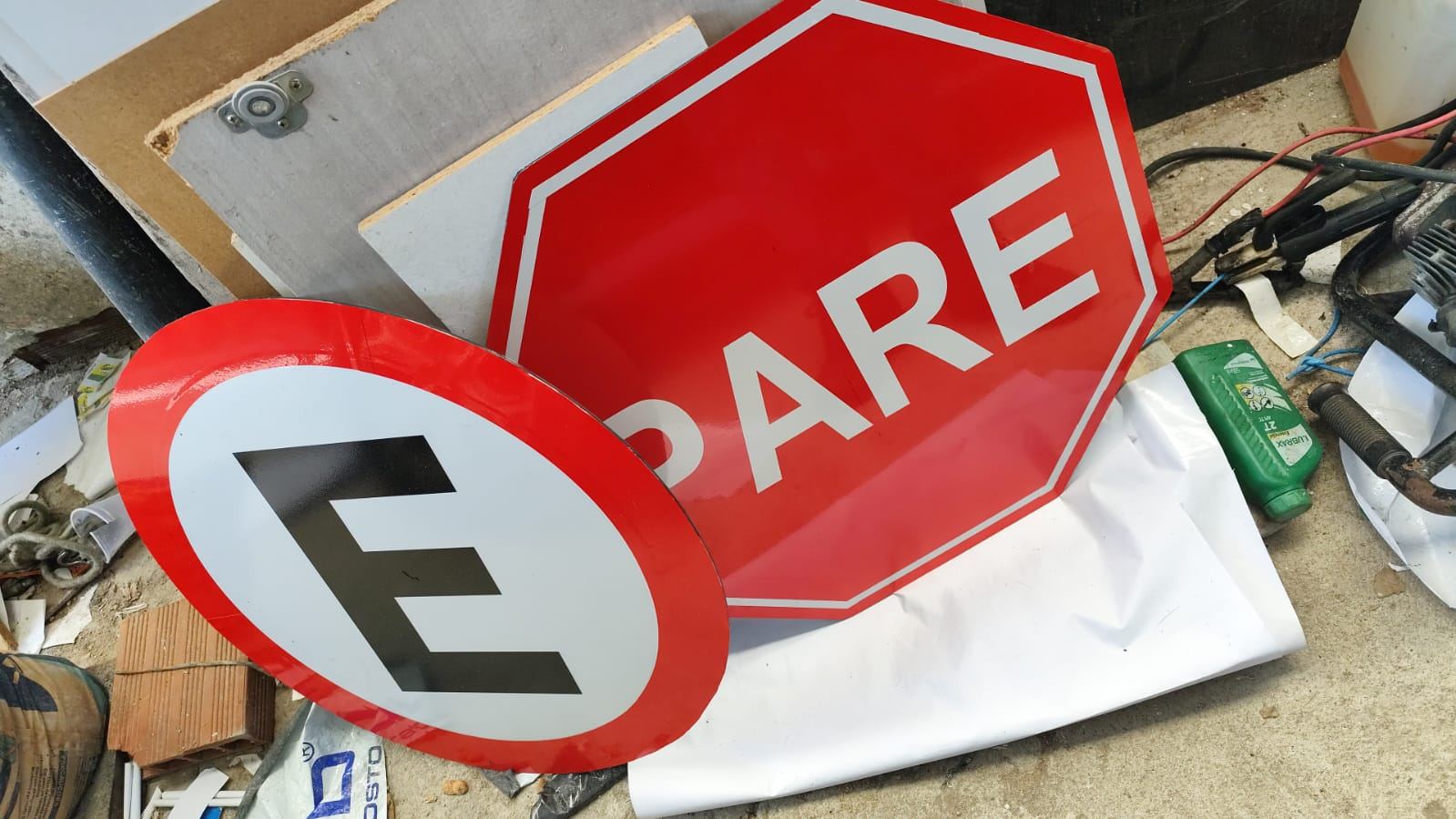 Conjunto de placas de sinalização de obra e trânsito