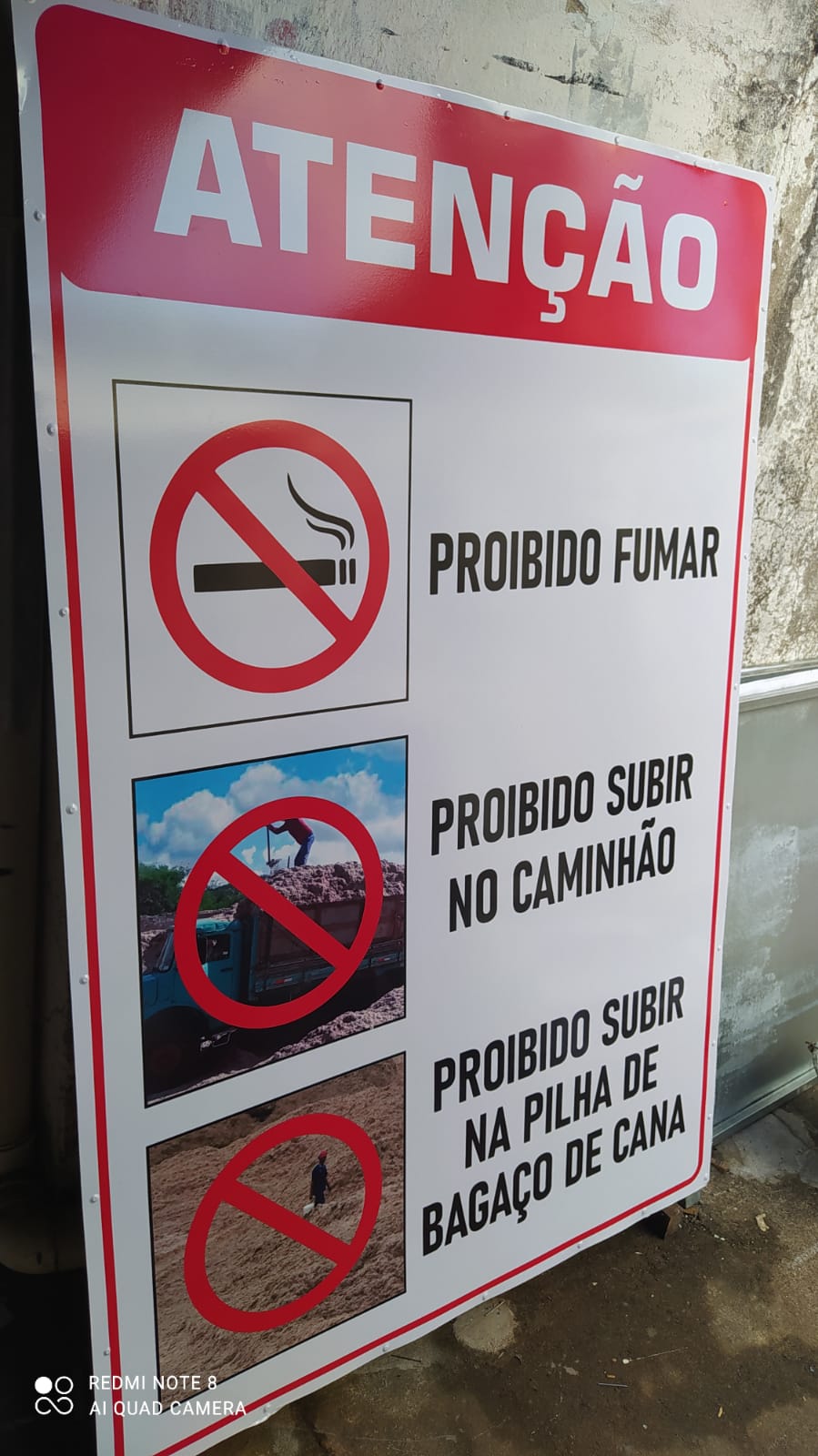 Placa informativa de segurança em suporte próprio